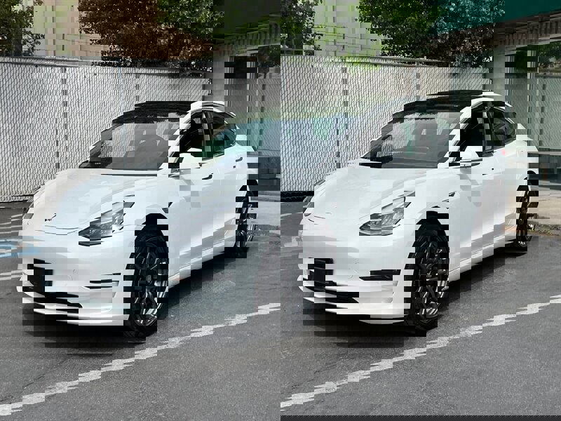 Used 2018 Tesla Model 3 Mid Range RWD image 3