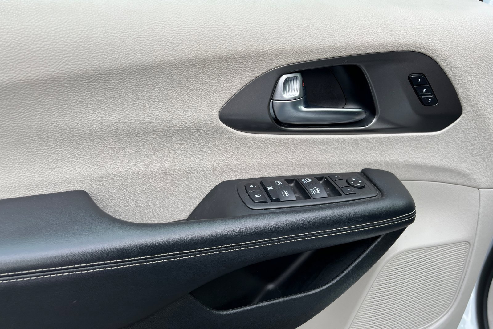 Used 2023 Chrysler Pacifica Touring-L image 12