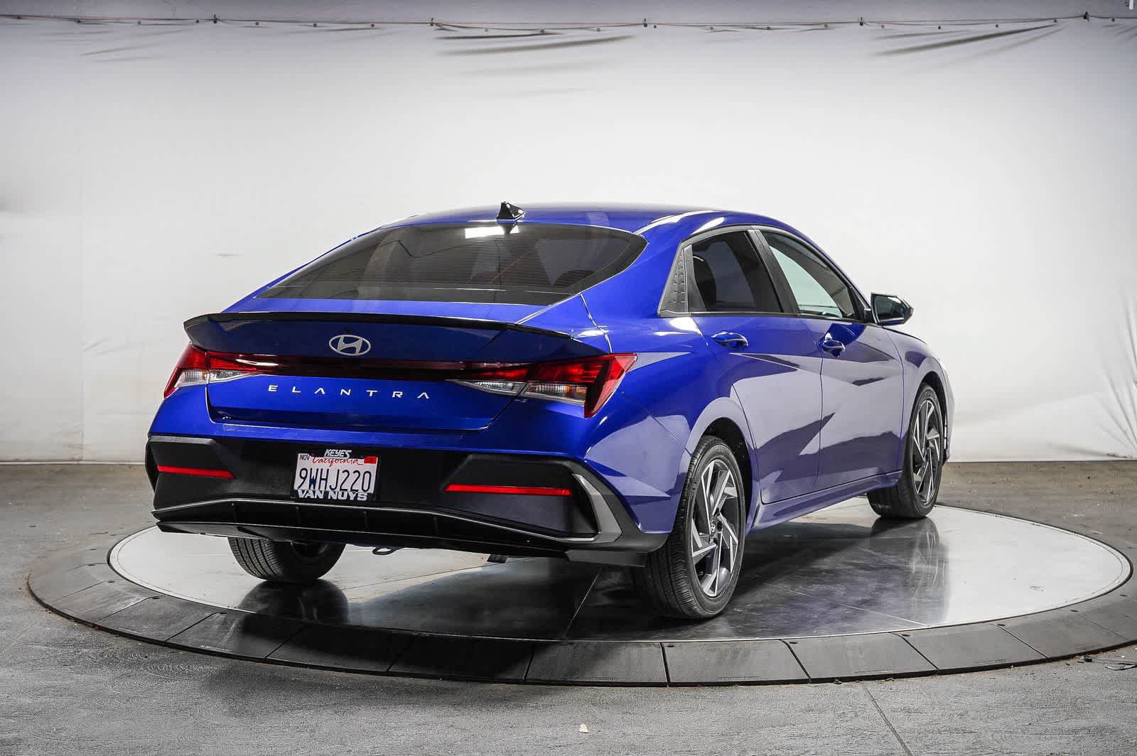 Used 2025 Hyundai Elantra Sport FWD image 4