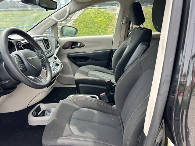 Used 2023 Chrysler Voyager LX FWD image 7