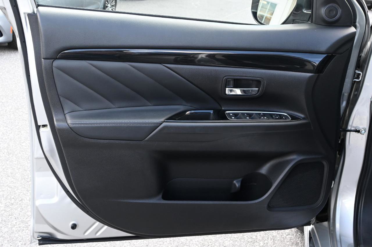 Used 2018 Mitsubishi Outlander SEL AWD/4WD image 17