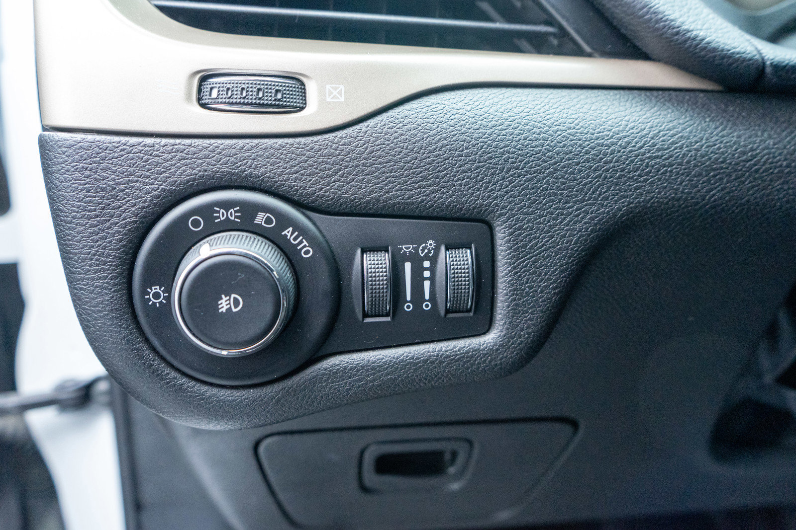 Used 2017 Jeep Cherokee Latitude w/ Cold Weather Group image 15