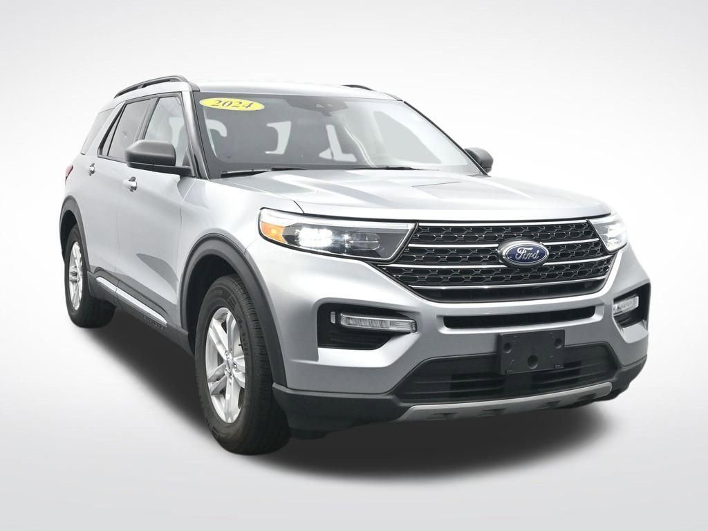 Used 2024 Ford Explorer XLT w/ Equipment Group 202A image 3
