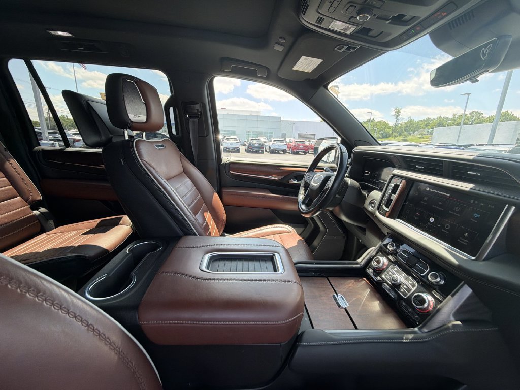Used 2023 GMC Yukon XL Denali Ultimate AWD/4WD image 17