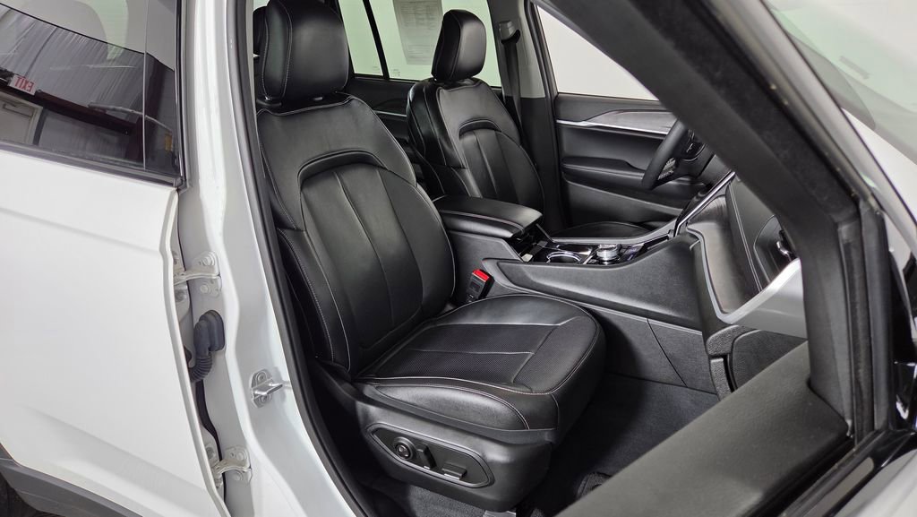 Used 2023 Jeep Grand Cherokee Limited w/ Luxury Tech Group II image 39