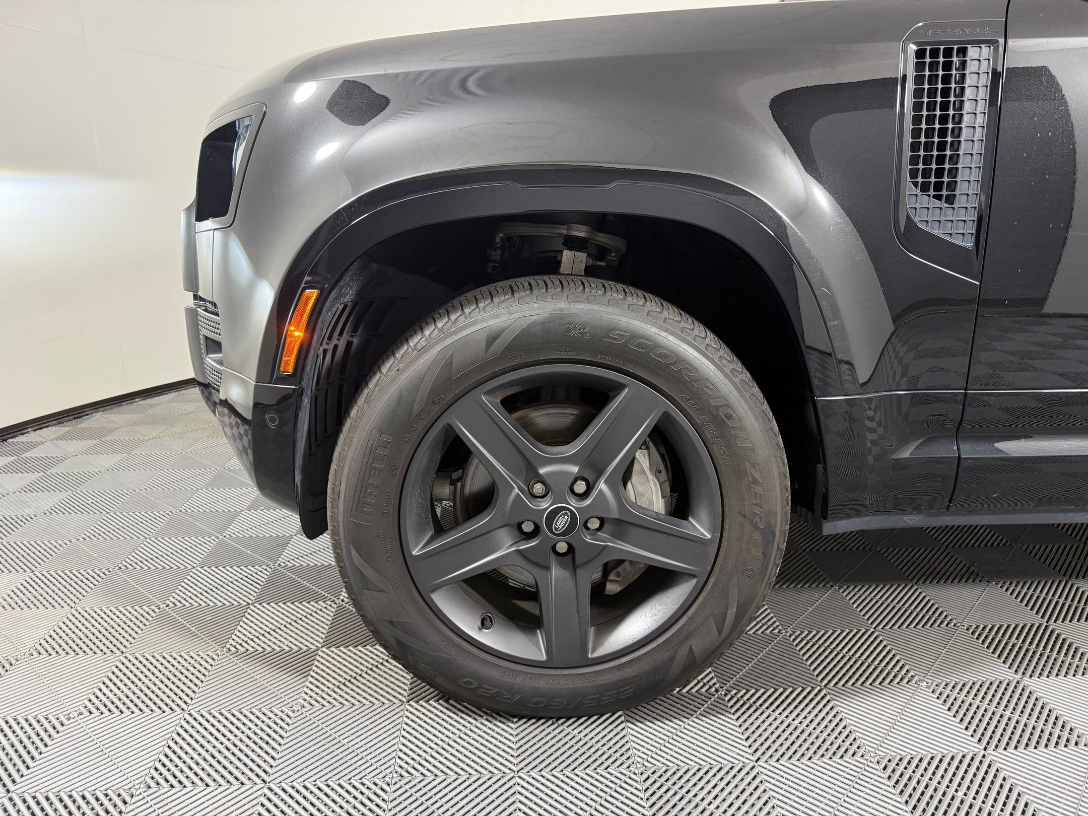 Used 2024 Land Rover Defender 110 X-Dynamic SE AWD/4WD image 12