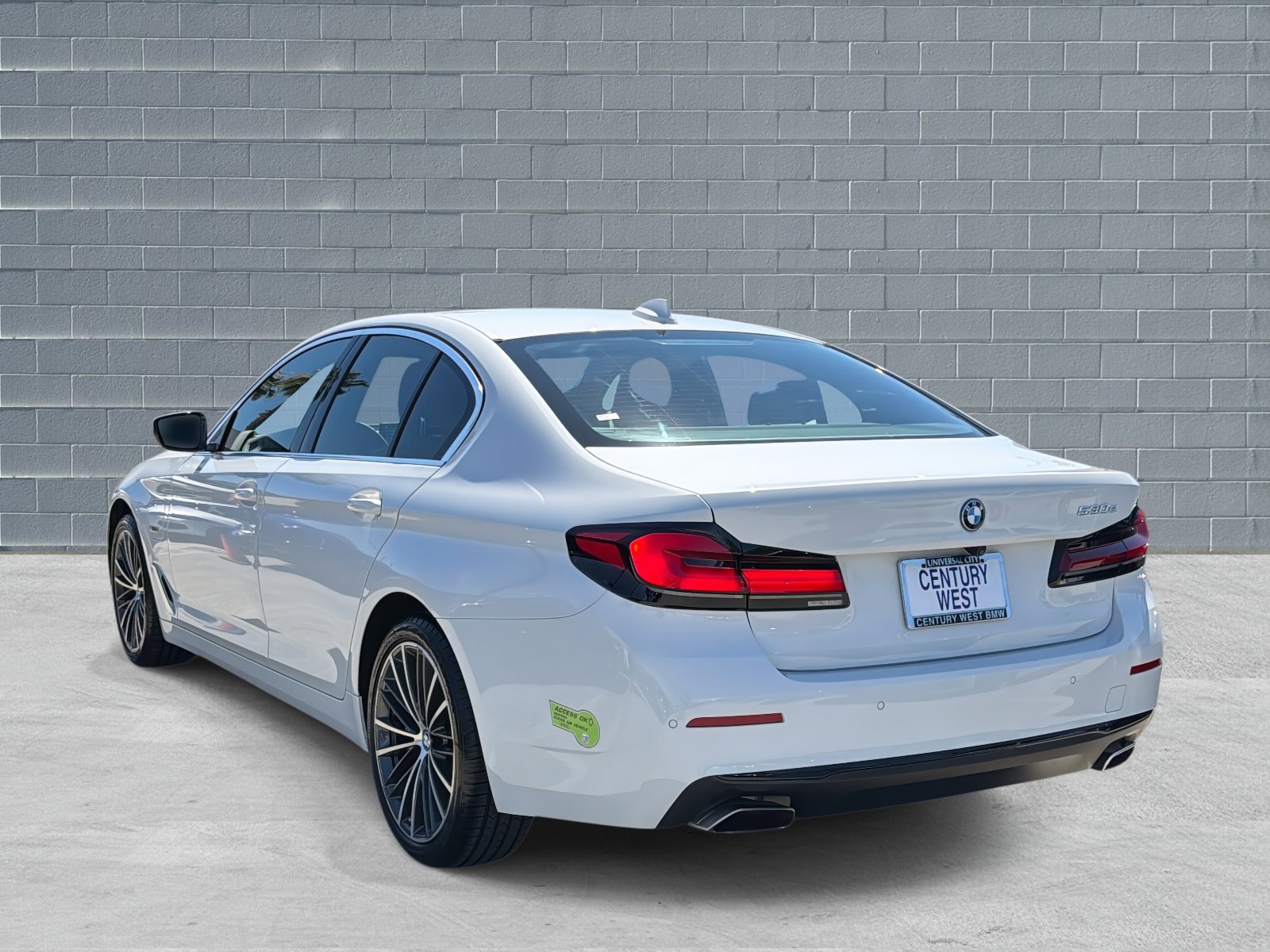 Used 2023 BMW 530e w/ Convenience Package image 3