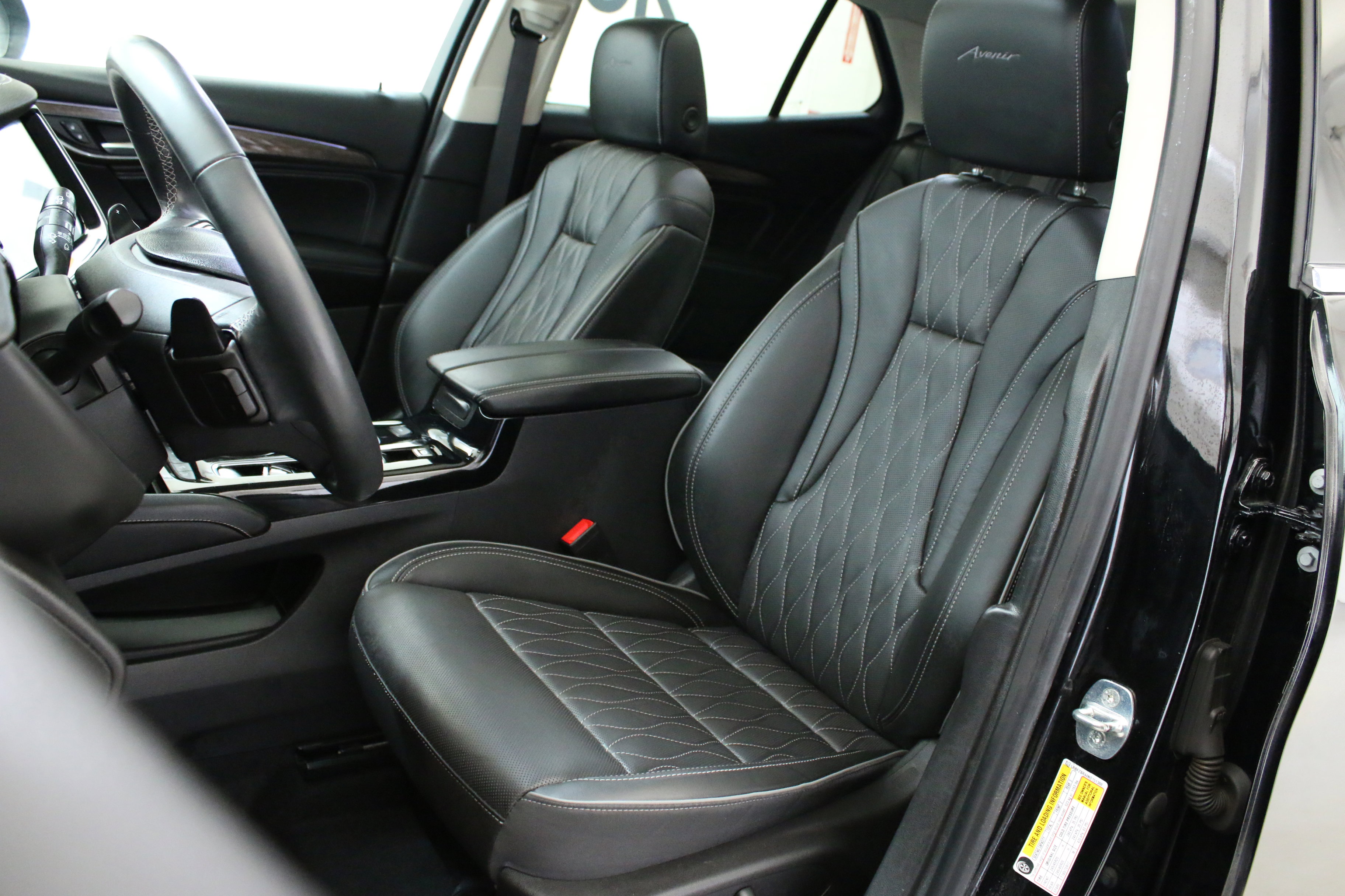 Used 2022 Buick Envision Avenir w/ Technology Package II image 24