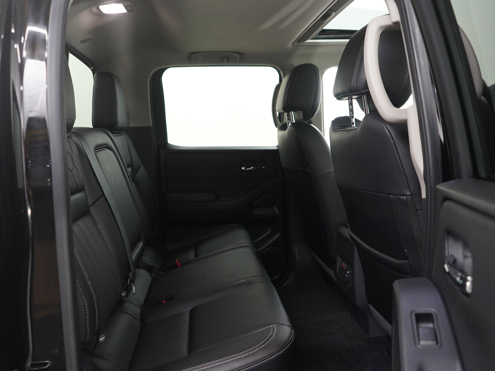 Used 2025 Nissan Frontier SL w/ Bed Access Package AWD/4WD image 12