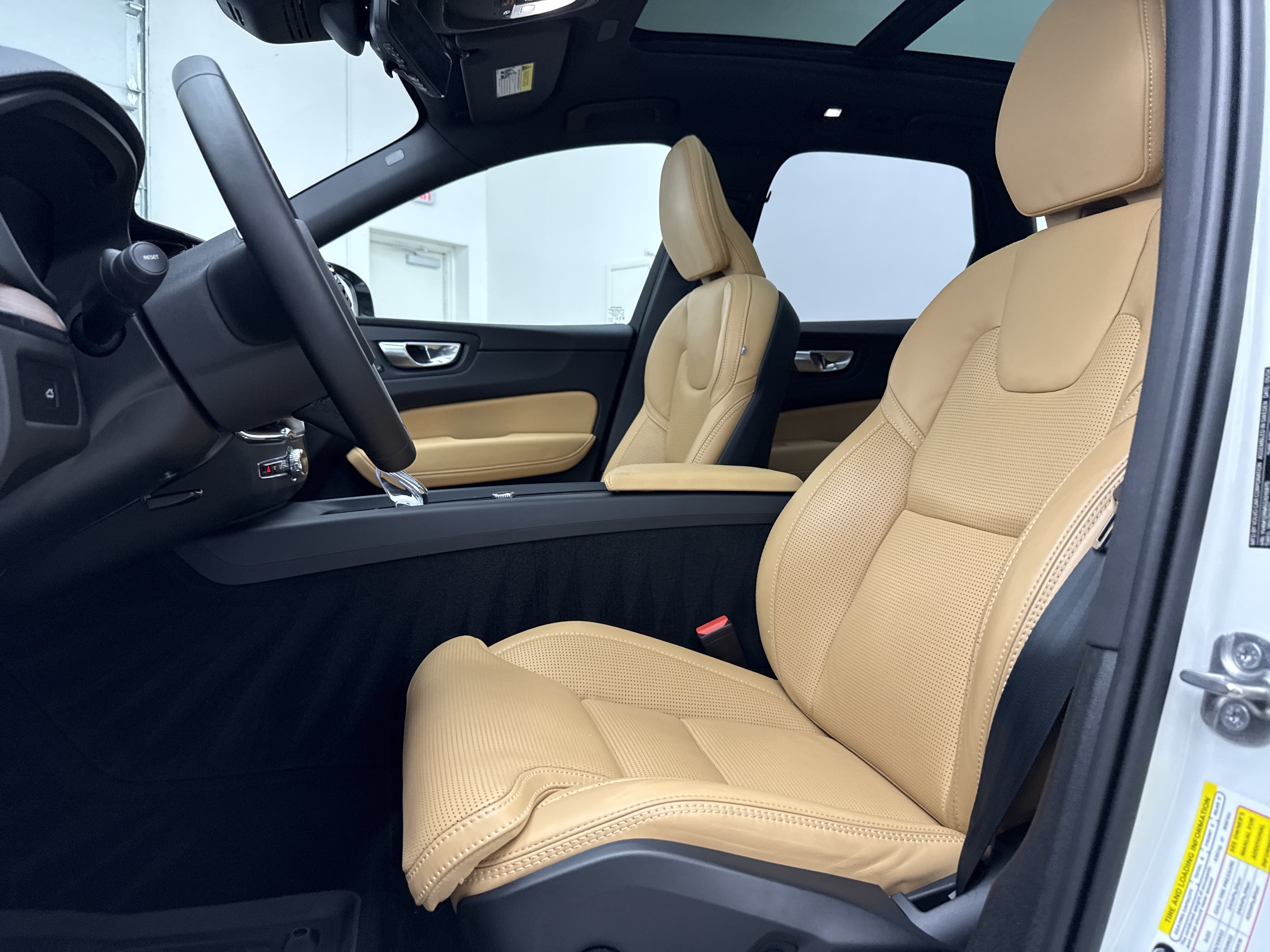 Certified 2025 Volvo XC60 B5 Ultra w/ Protection Package Premier AWD/4WD image 13