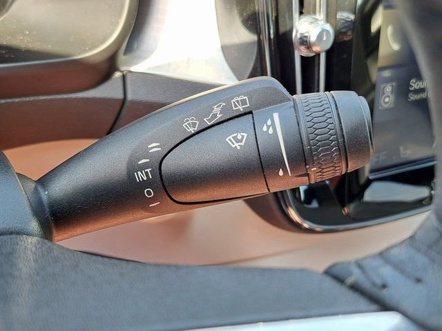 Used 2019 Volvo XC40 T5 Momentum image 11