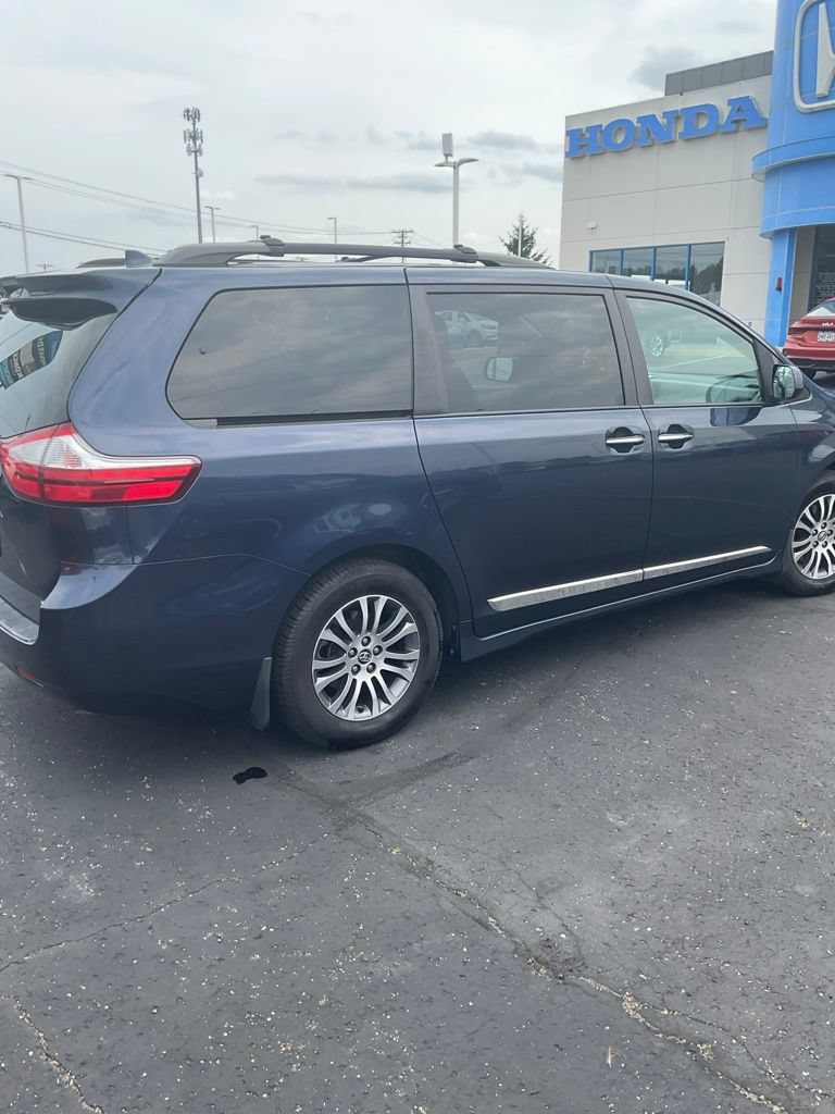 Used 2019 Toyota Sienna XLE w/ XLE Navigation Package FWD image 8