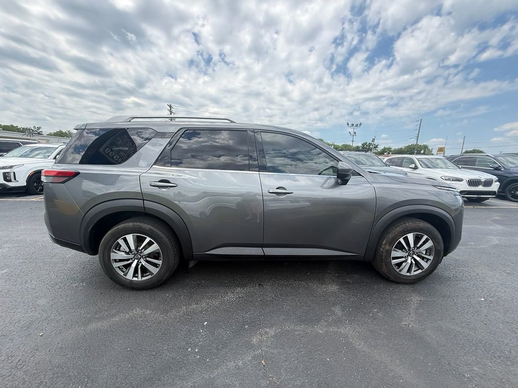 Used 2023 Nissan Pathfinder SL FWD image 2