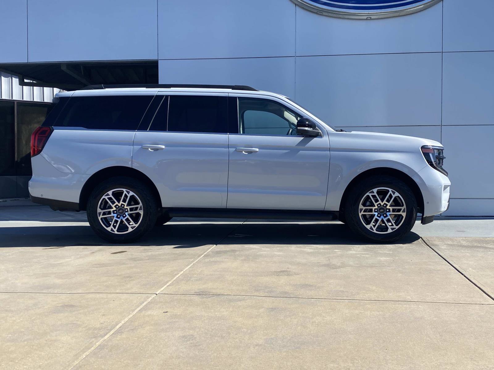 Used 2025 Ford Expedition Active image 3