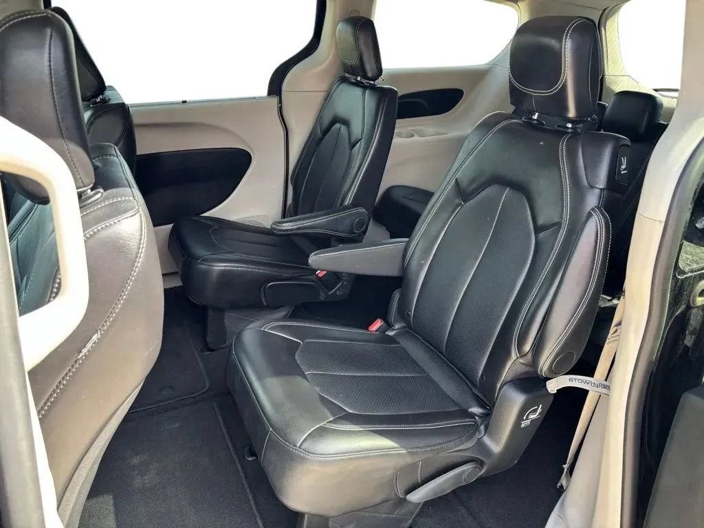 Used 2024 Chrysler Pacifica Touring-L FWD image 26