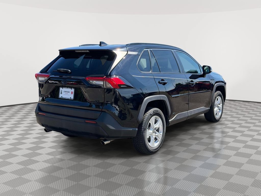 Used 2021 Toyota RAV4 LE AWD/4WD image 3