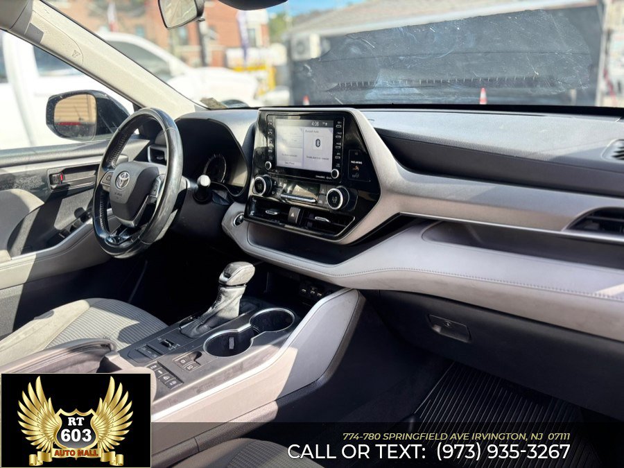 Used 2021 Toyota Highlander LE AWD/4WD image 16