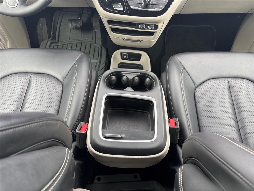 Used 2023 Chrysler Pacifica Touring-L image 20