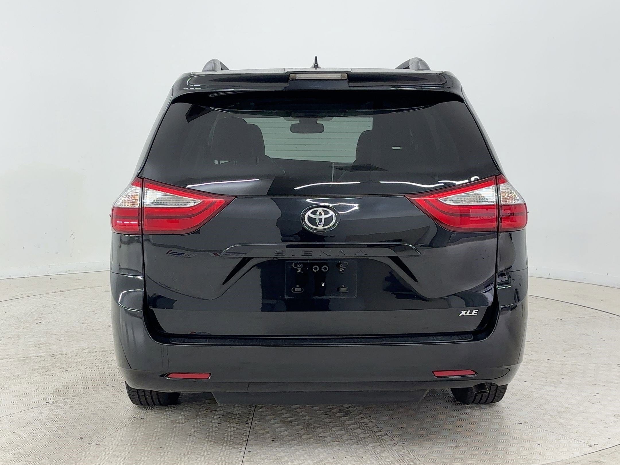 Used 2019 Toyota Sienna XLE image 9