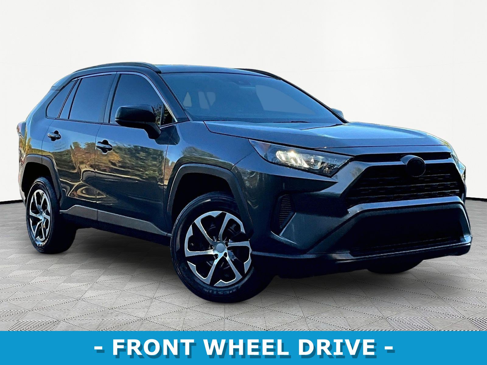 Used 2019 Toyota RAV4 LE FWD image 3