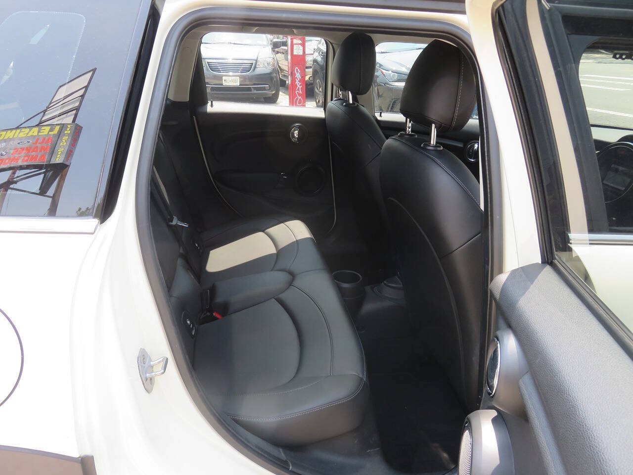 Used 2019 MINI Cooper 4-Door Hardtop w/ Signature Upholstery Package FWD image 22