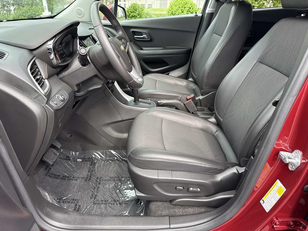 Used 2022 Chevrolet Trax LT w/ LT Convenience Package AWD/4WD image 24