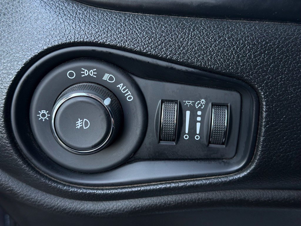 Used 2018 Jeep Renegade Altitude w/ UConnect 8.4 Nav Group FWD image 25