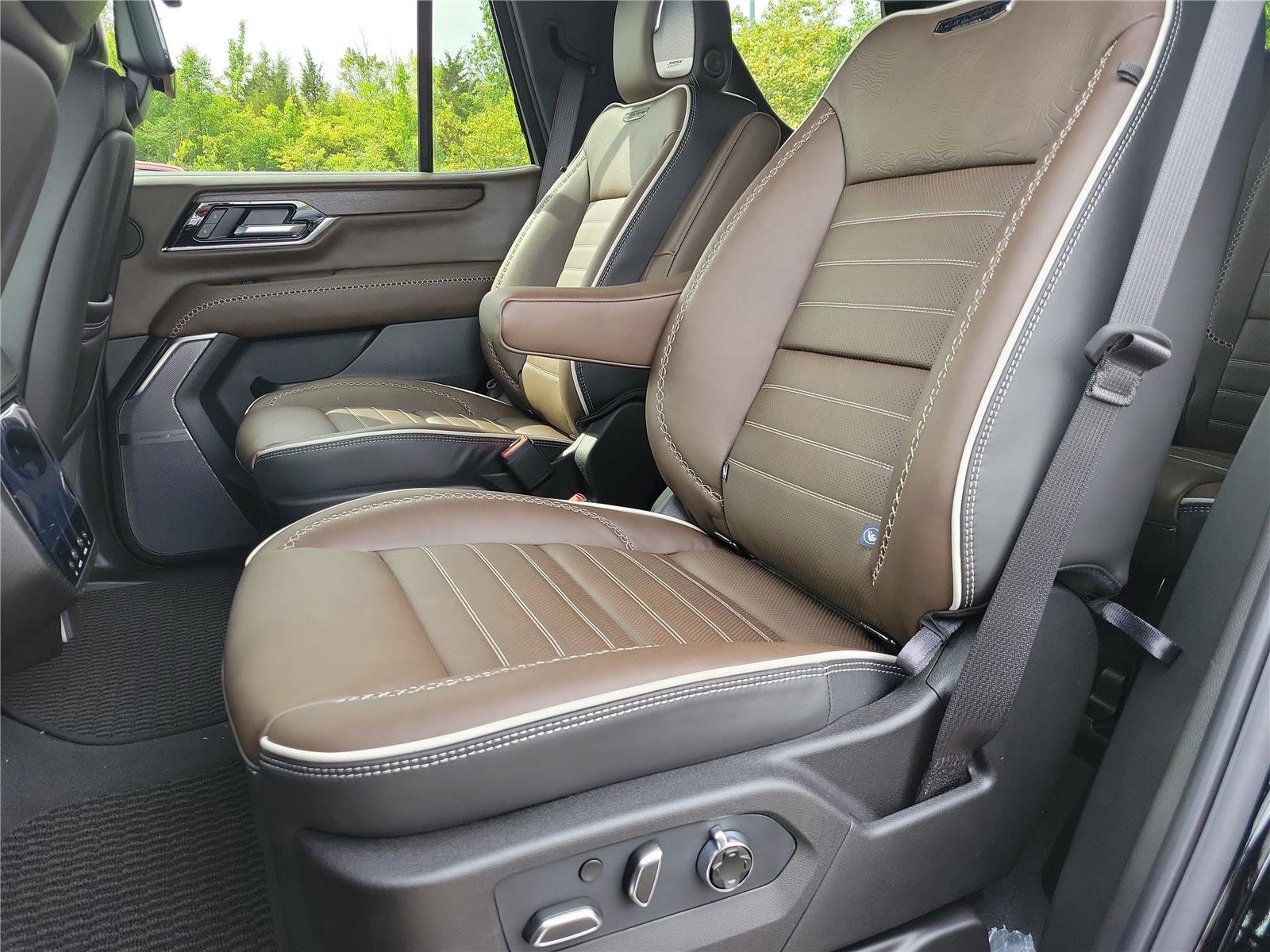 New 2026 GMC Yukon Denali Ultimate AWD/4WD image 14