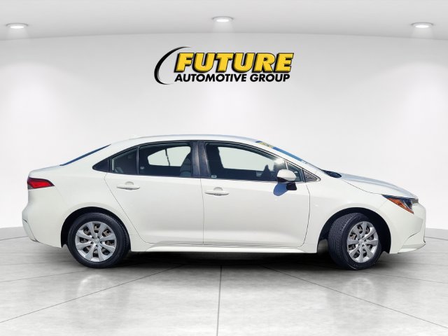 Used 2022 Toyota Corolla LE FWD image 3