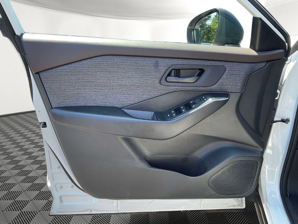 Used 2023 Nissan Rogue S AWD/4WD image 17
