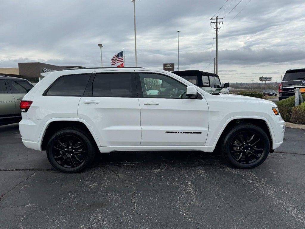 Used 2020 Jeep Grand Cherokee Altitude image 2