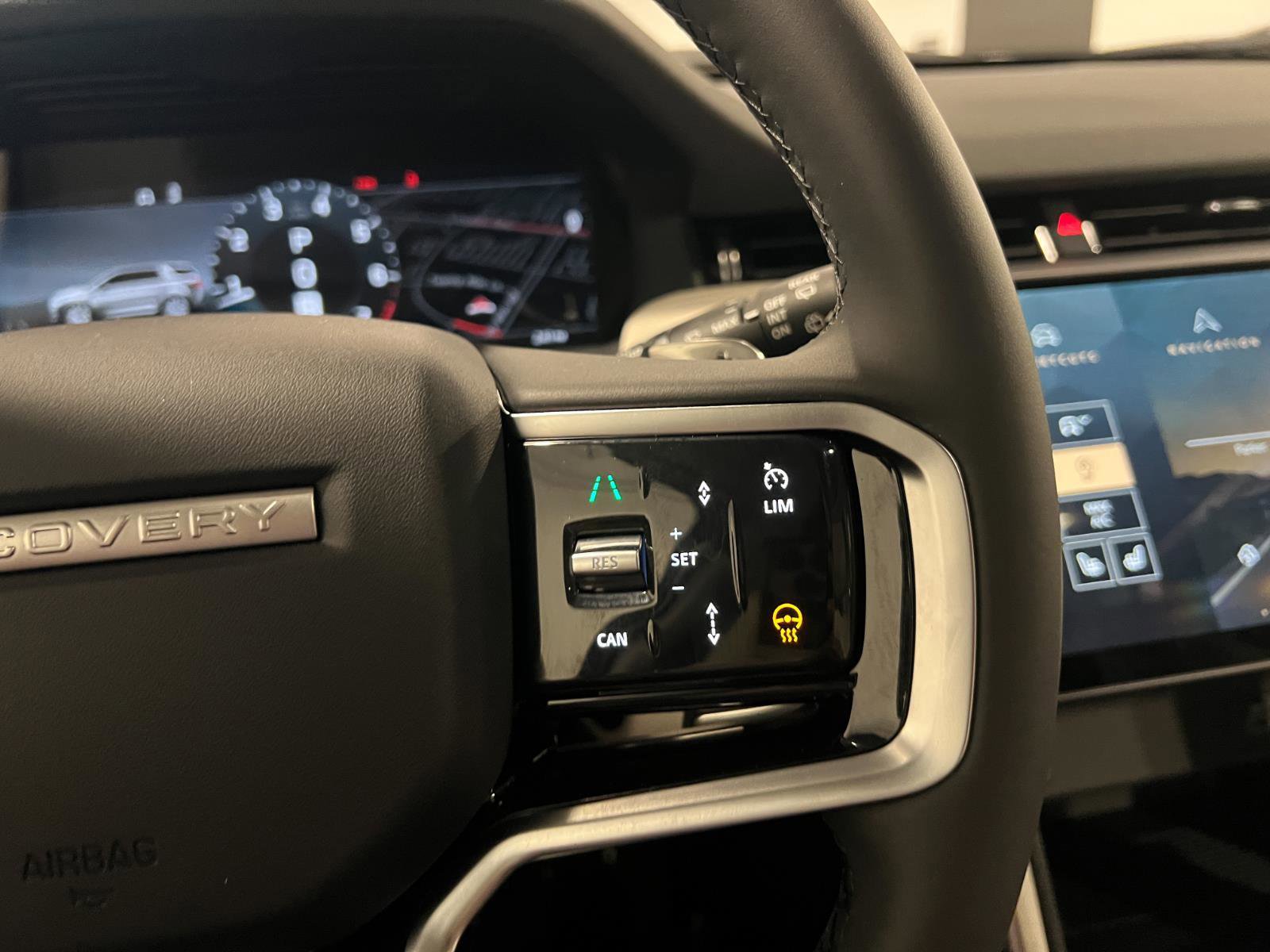 Used 2025 Land Rover Discovery Sport S image 14