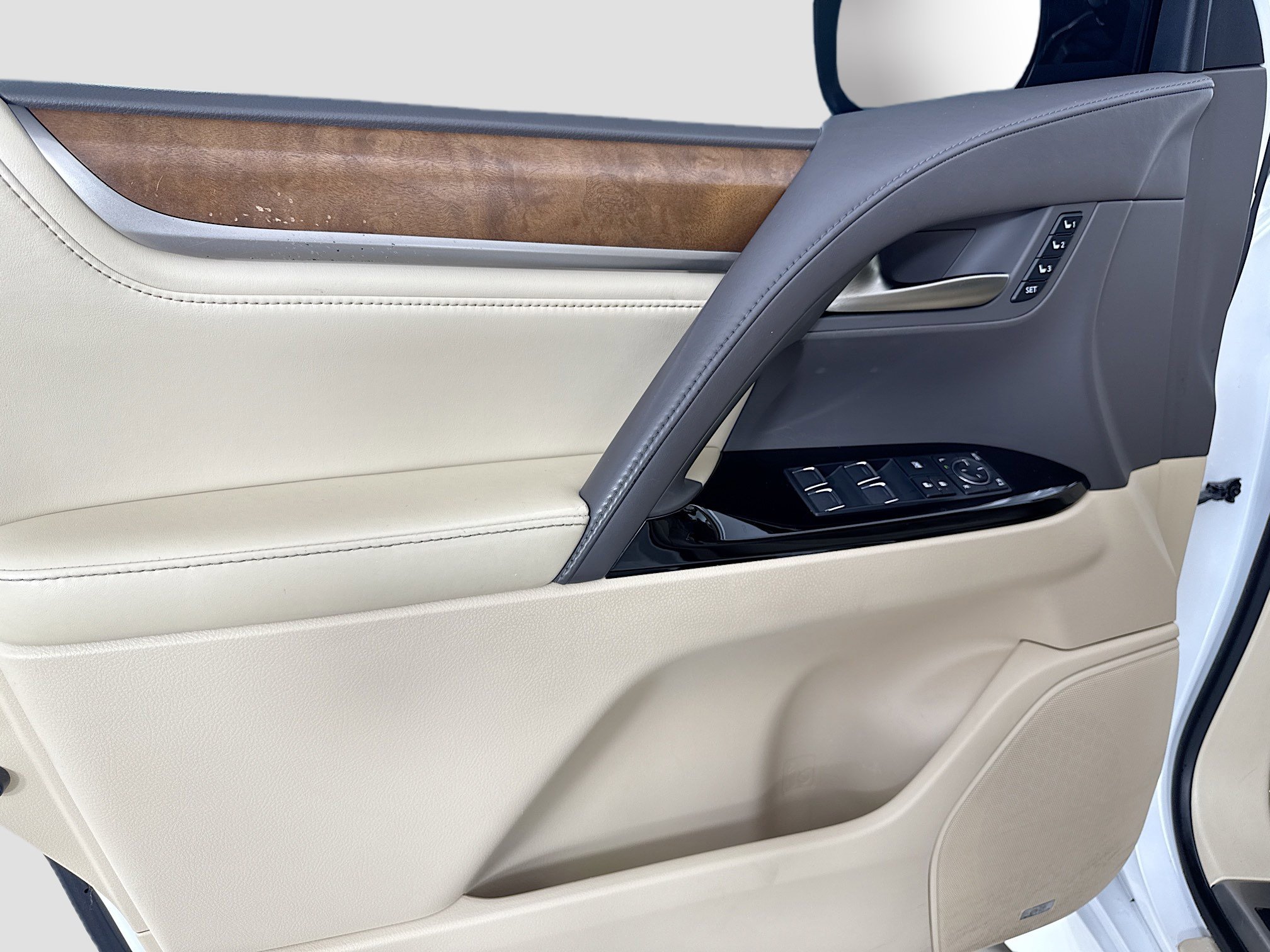 Used 2020 Lexus LX 570 4WD w/ 3rd Row & Luxury Pkg image 18