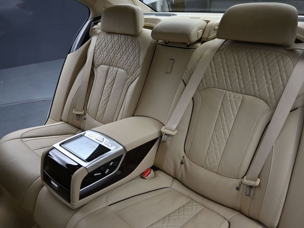 Used 2016 BMW 750i xDrive image 31