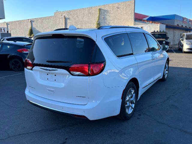 Used 2018 Chrysler Pacifica Limited FWD image 3