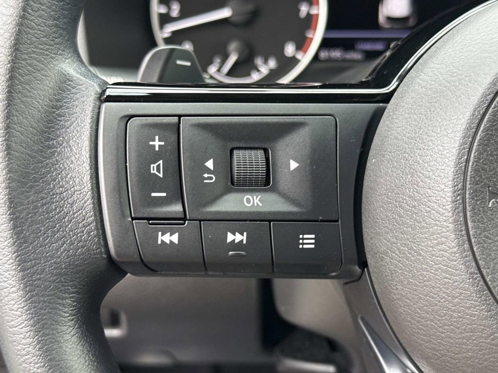 Used 2023 Nissan Rogue SV image 40