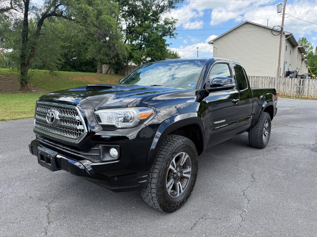 Used 2017 Toyota Tacoma TRD Sport w/ Tow Package (A/T) AWD/4WD image 1