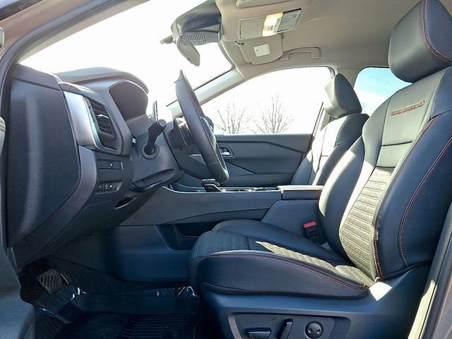 Used 2025 Nissan Rogue SV AWD/4WD image 13