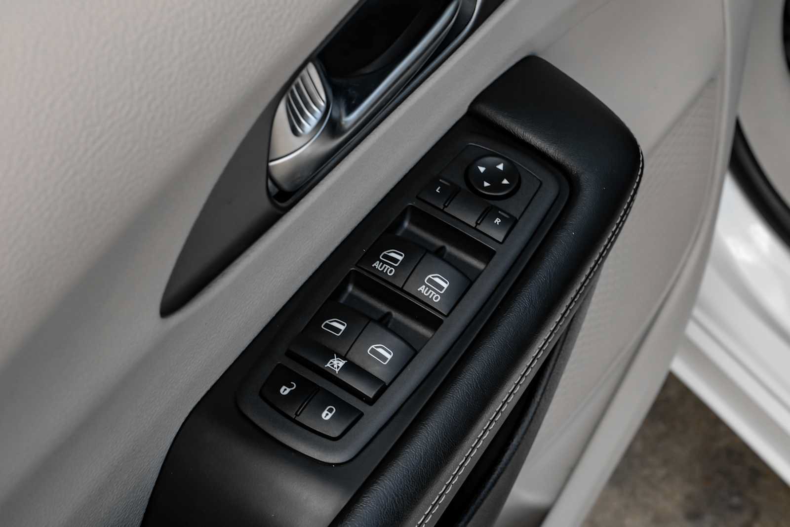 Used 2022 Chrysler Pacifica Touring-L AWD/4WD image 44