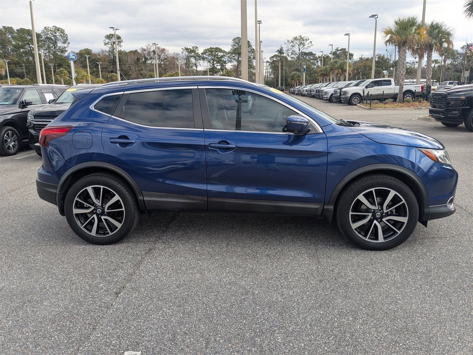 Used 2019 Nissan Rogue Sport SL w/ Premium Package image 3
