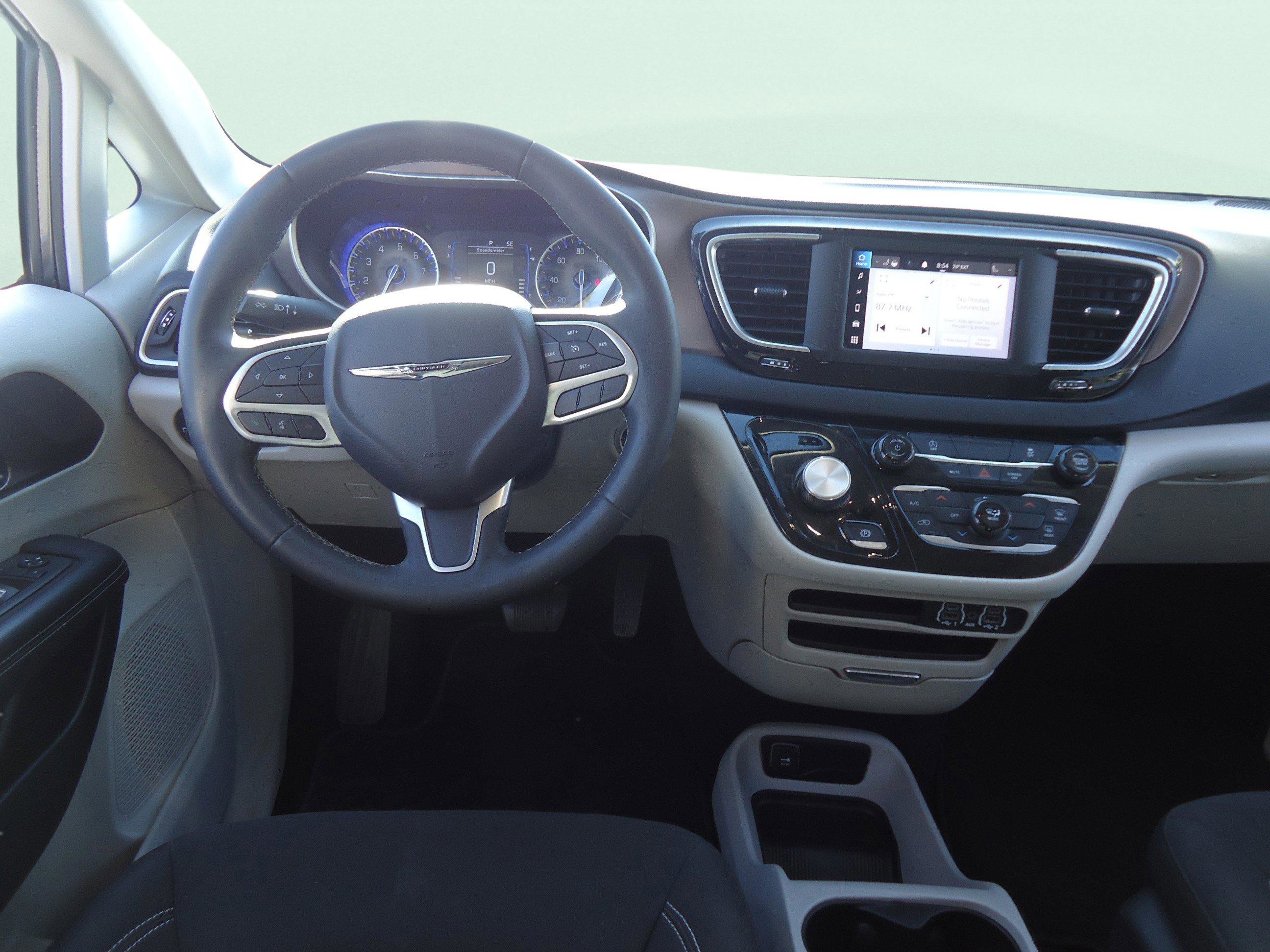 Used 2023 Chrysler Voyager LX image 13