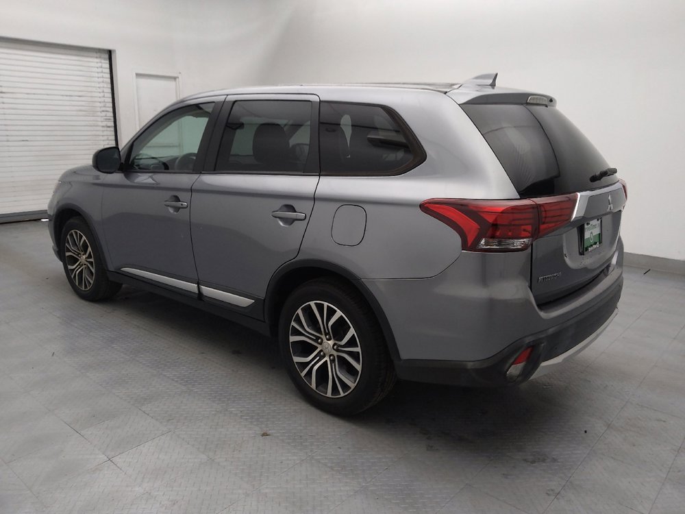 Used 2018 Mitsubishi Outlander SE image 3