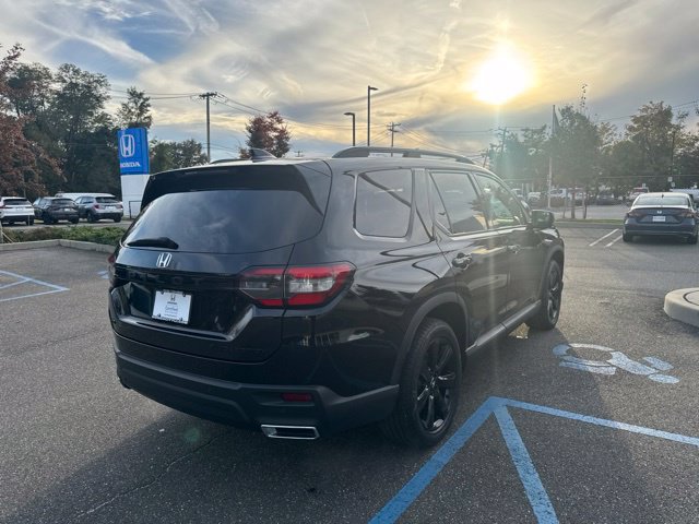 Certified 2025 Honda Pilot Black Edition image 8