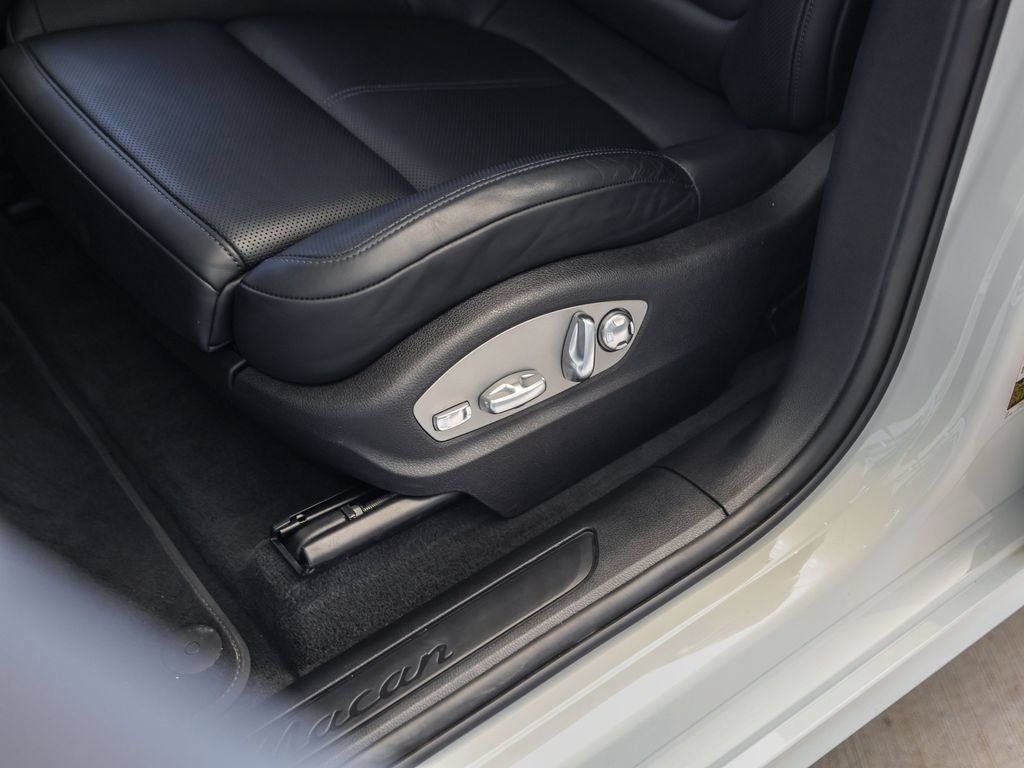Certified 2026 Porsche Macan AWD/4WD image 16