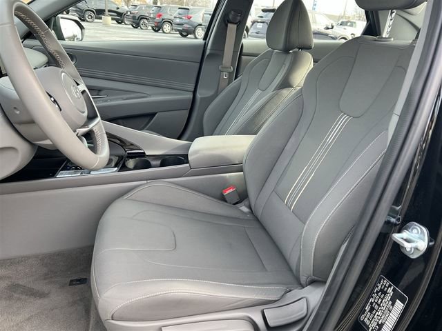 Used 2025 Hyundai Elantra SEL image 18