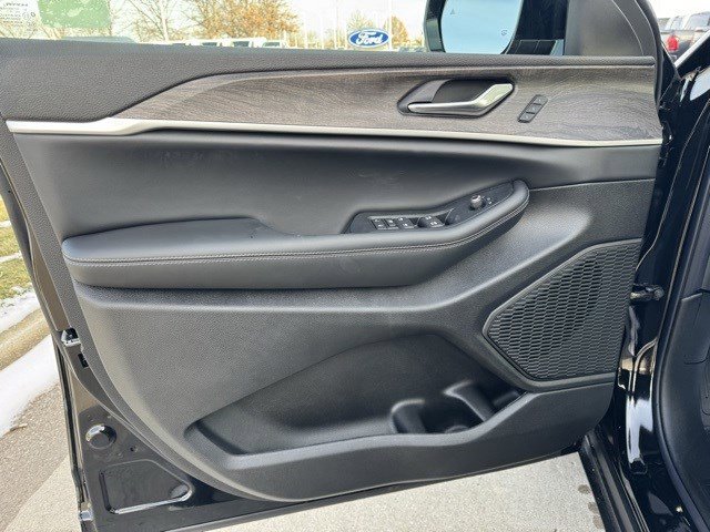 New 2025 Jeep Grand Cherokee L Limited image 8