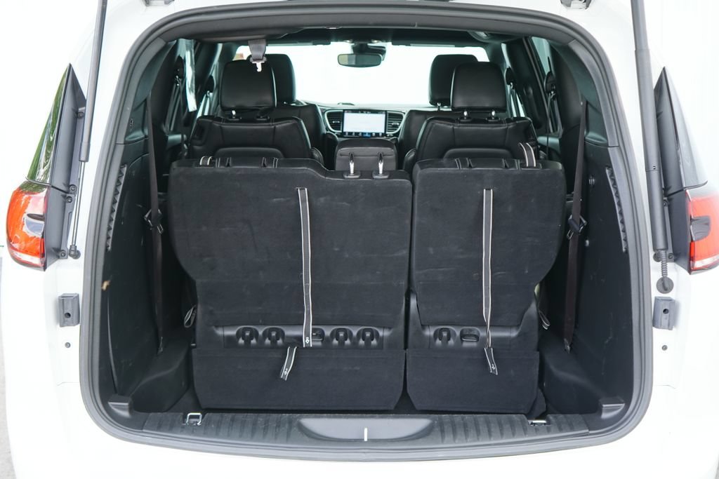 Used 2025 Chrysler Pacifica Select FWD image 8