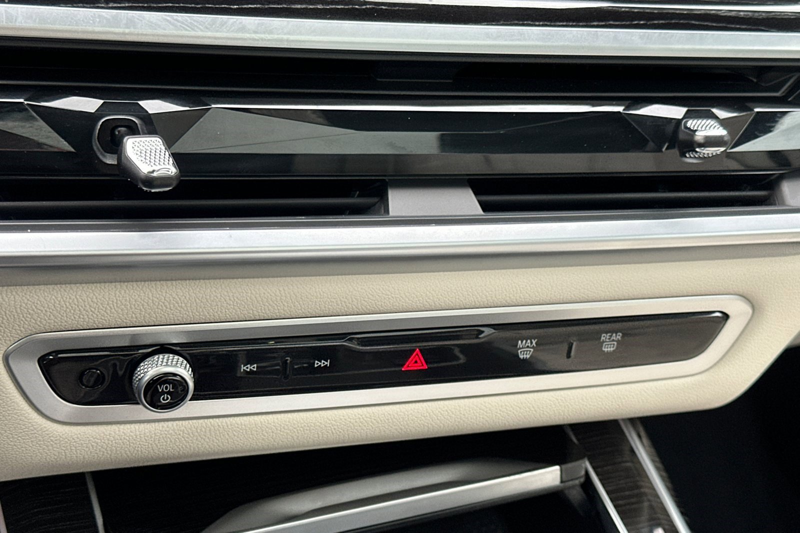 Certified 2025 BMW X7 M60i w/ Climate Comfort Package image 27