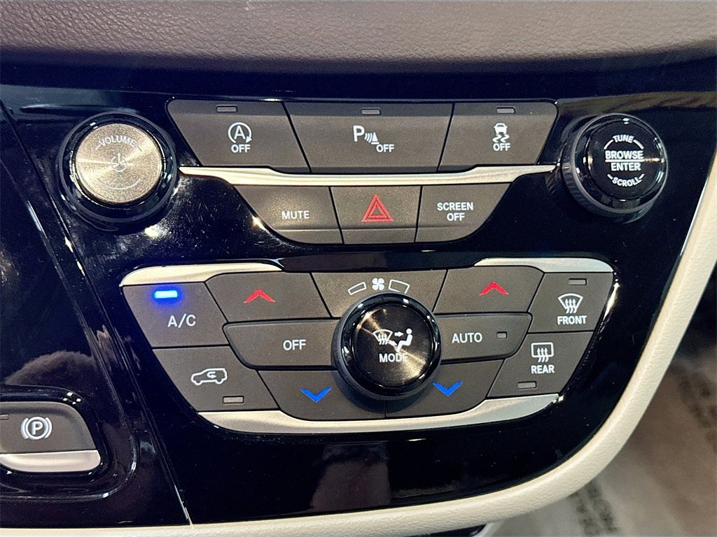 Used 2019 Chrysler Pacifica Touring-L Plus image 14