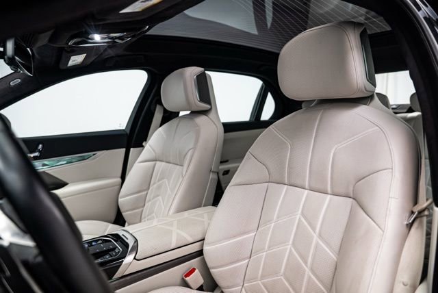 Used 2023 BMW 760i xDrive image 11